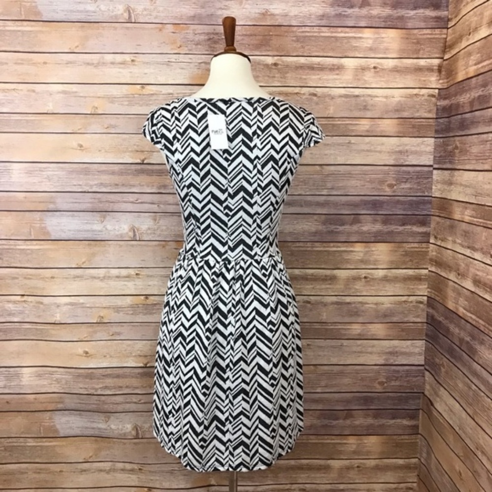 Rue21 Skater Mini Dress Chevron Print Size M NWT - Picture 4 of 7